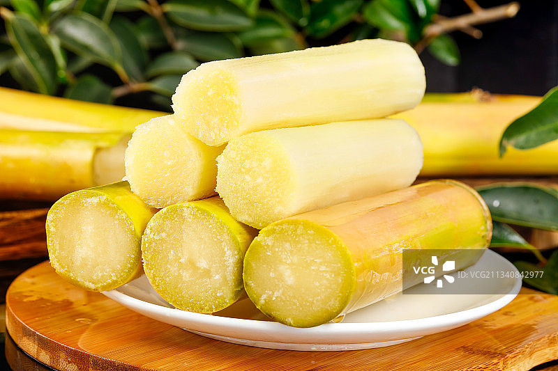 木板上摆放着黄皮甘蔗图片素材