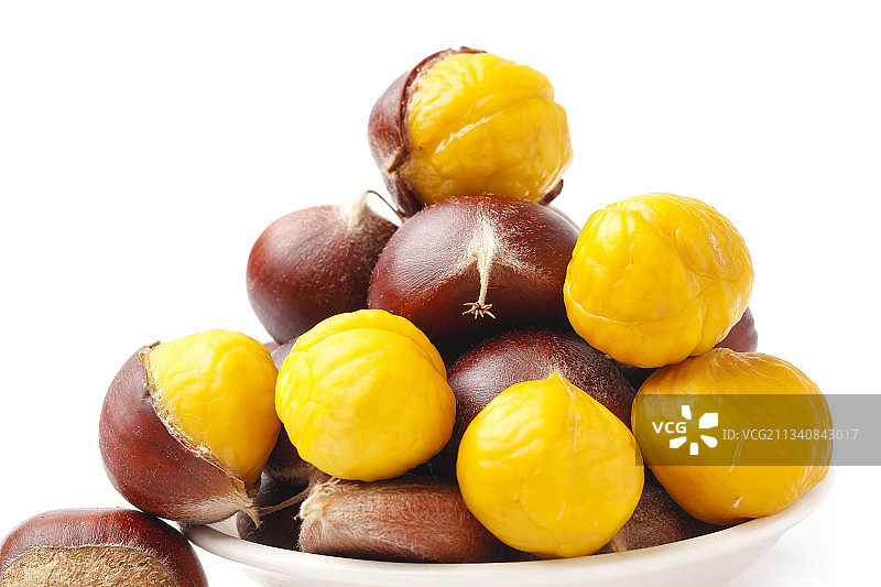 碟子里装着新鲜板栗图片素材