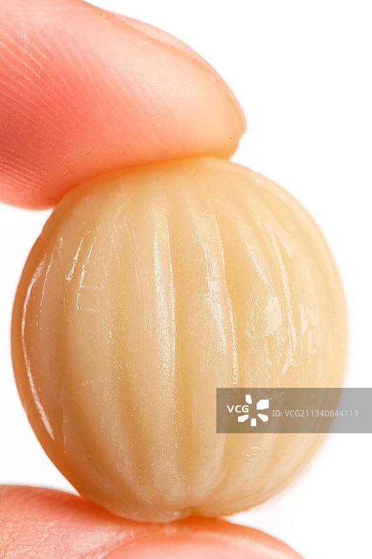 手里拿着牛奶糖图片素材