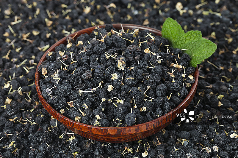 碟子里装着黑枸杞图片素材