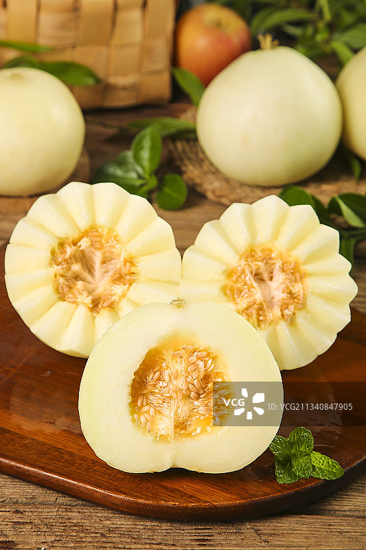 木板上放着切开的陕西阎良甜瓜图片素材