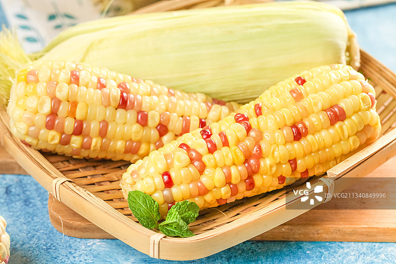 竹篮里放着花玉米图片素材