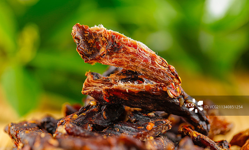 木底上放着内蒙古牛肉干图片素材