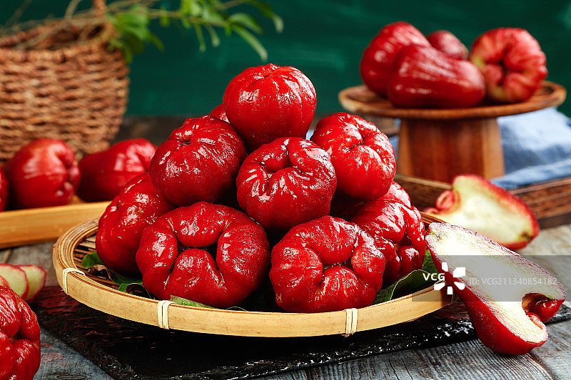 黑石板上放着一盘海南莲雾图片素材