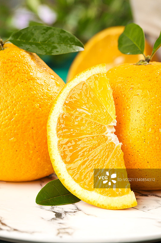 蓝底上放着一盘高山胡柚图片素材