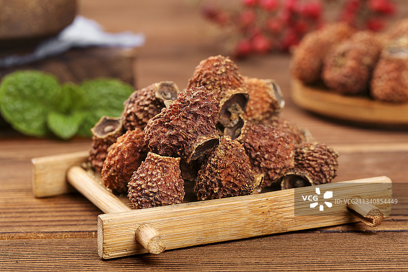 木底上的刺梨干图片素材