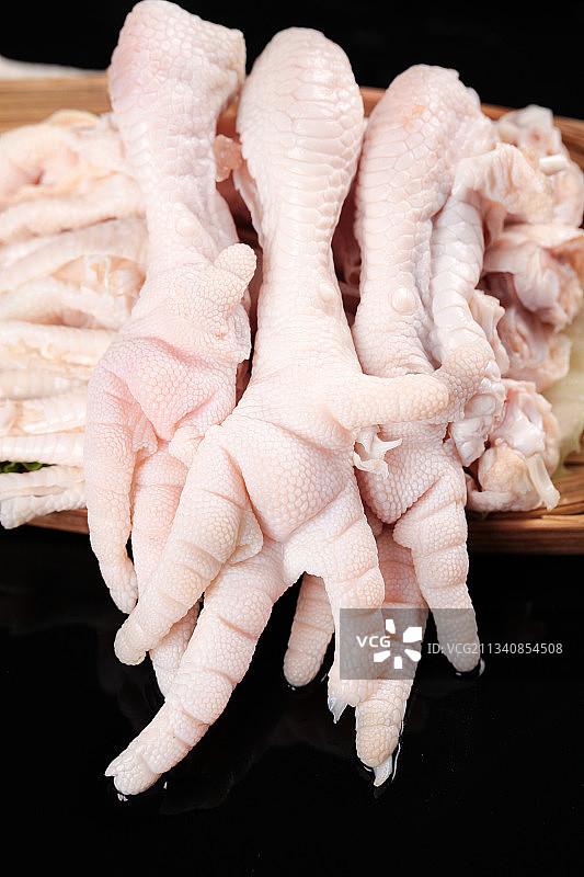 盘子里装着去骨鸡爪图片素材