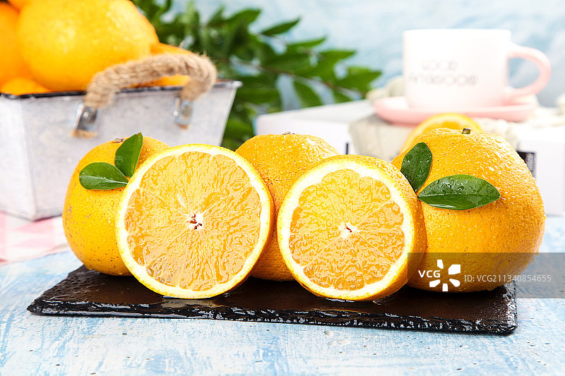 黑石板上的常山胡柚图片素材