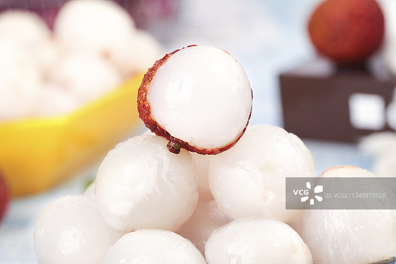 浅底上放着一碗荔枝果肉图片素材