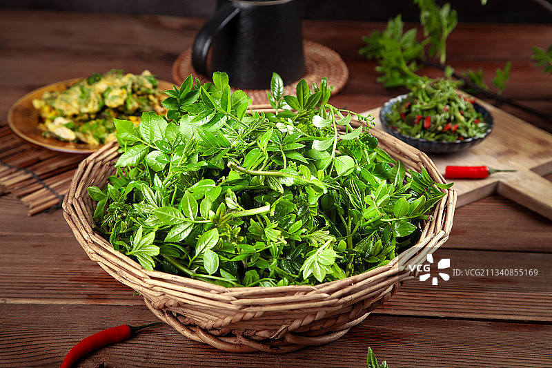 木底上放着一筐花椒芽苗图片素材