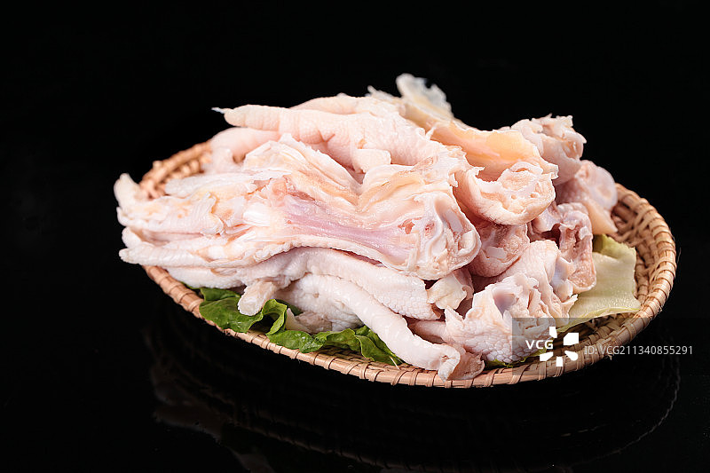 盘子里装着去骨鸡爪图片素材