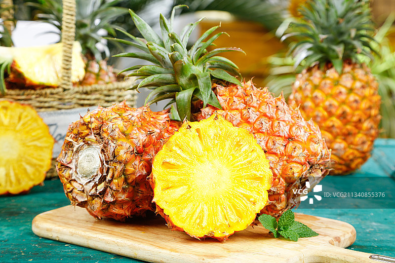 木板上放着金钻凤梨图片素材