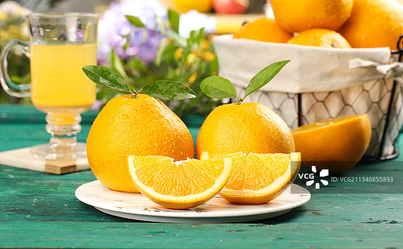 蓝底上放着一盘高山胡柚图片素材