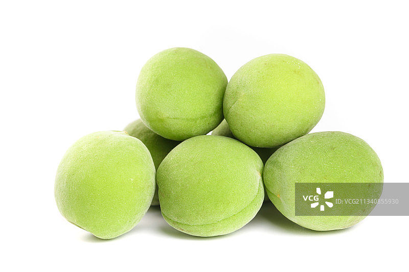 白底上新鲜的青梅图片素材