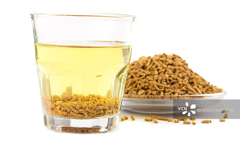 白底上放着一杯苦荞茶图片素材