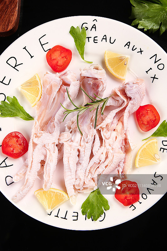 盘子里装着去骨鸡爪图片素材