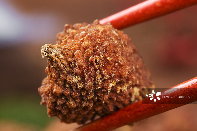 筷子夹着刺梨干图片素材