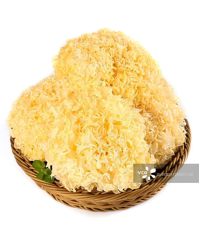 一筐糯银耳放在白底上图片素材