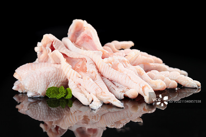 黑底上的无骨鸡脚图片素材