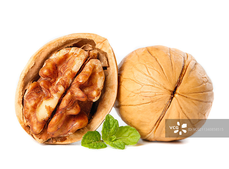 剥皮的碳烤核桃放在白底上图片素材