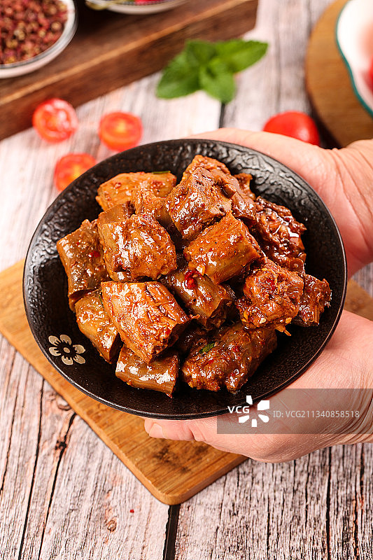 盘子里装着香辣鸭脖图片素材