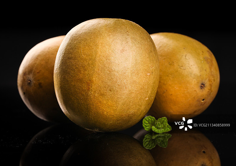 黑底上放着黄金罗汉果图片素材