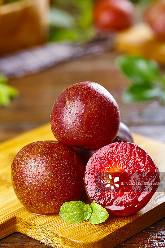 木板上摆放着银妃李图片素材