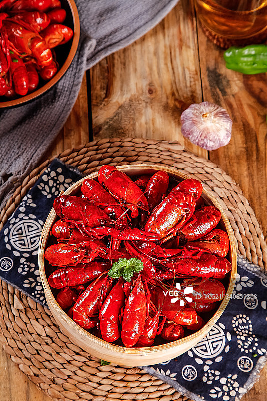 蒸笼里装着蒸小龙虾图片素材