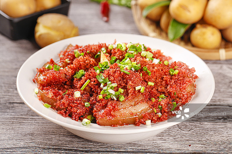 木板上放着一盘粉蒸肉图片素材