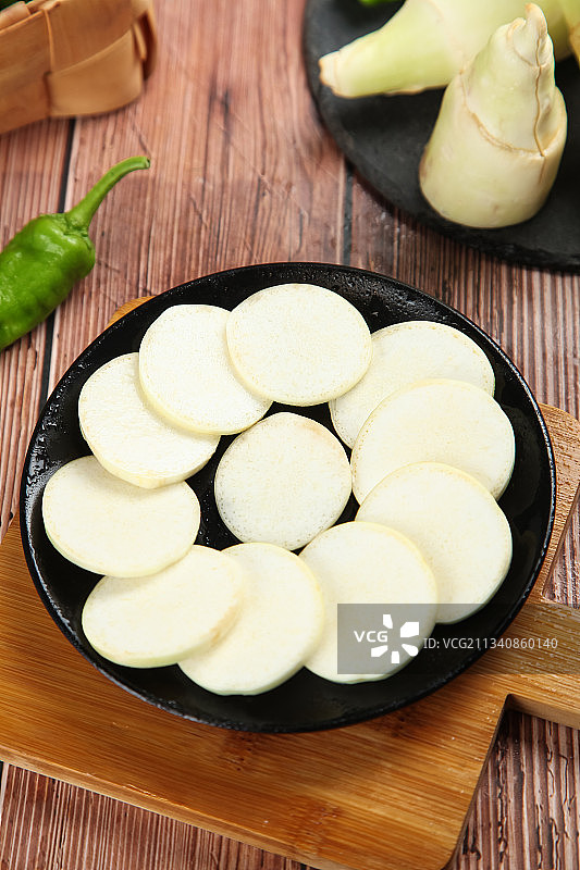 木板上放着茭笋图片素材