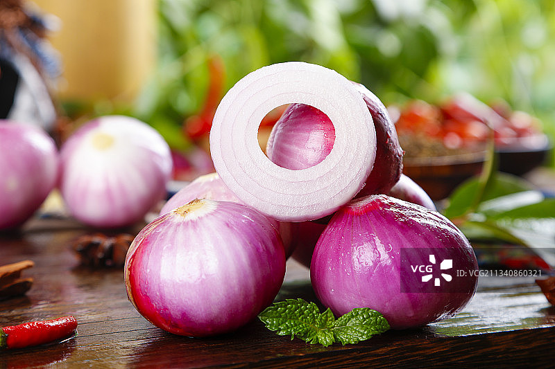木板上放着云南紫皮洋葱图片素材