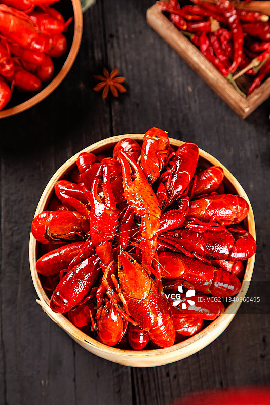 蒸笼里装着蒸小龙虾图片素材