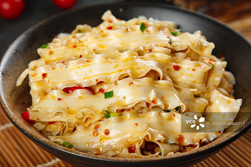 竹底上放着油泼面图片素材