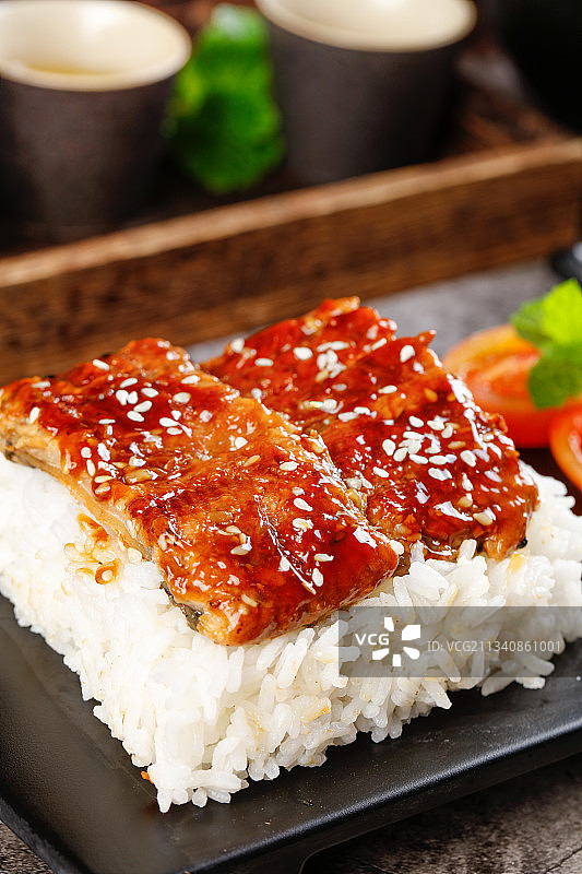 盘子里装着鳗鱼饭图片素材