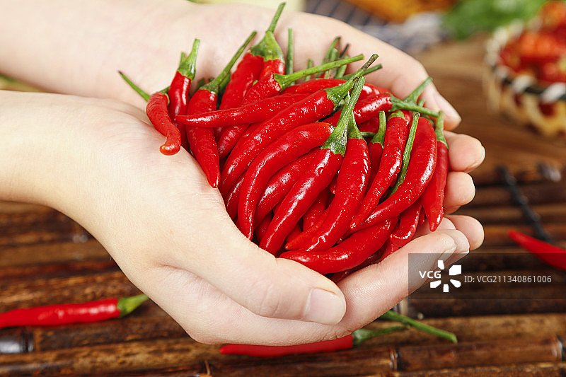 手里捧着小米椒图片素材