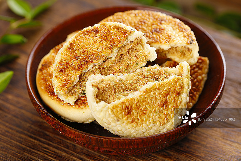 盘里装着黄石港饼图片素材