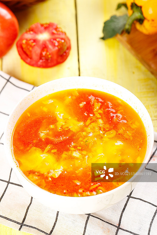 白格子上放着一碗西红柿鸡蛋汤图片素材