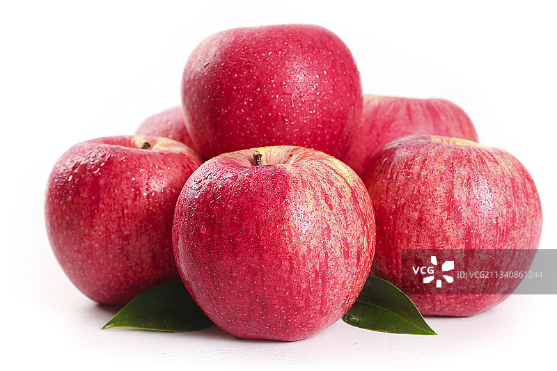 白底上的烟台红富士苹果图片素材