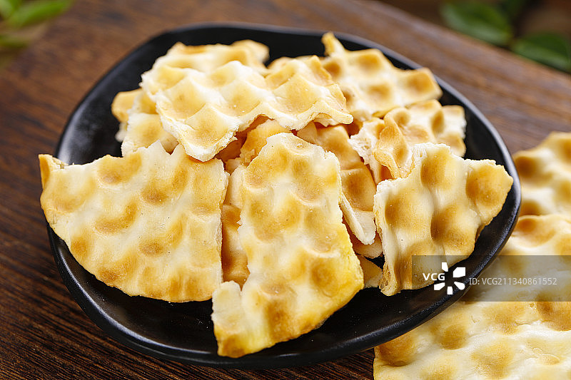 盘子里装着石头饼图片素材