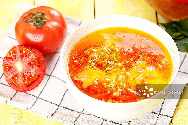 白格子上放着一碗西红柿鸡蛋汤图片素材