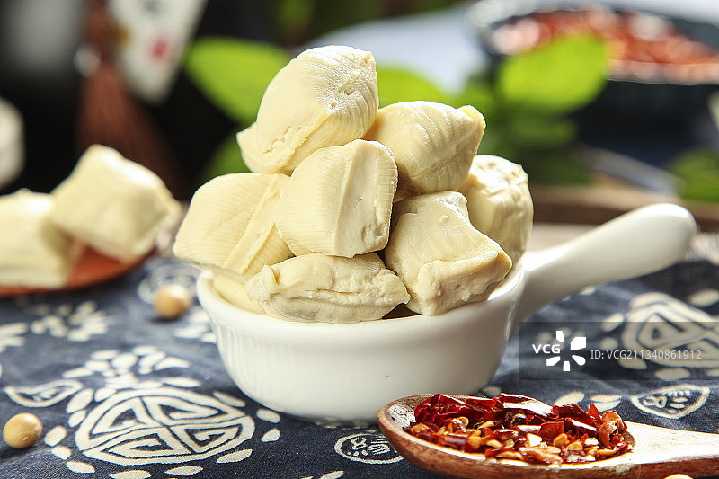 花布底上的包浆豆腐图片素材