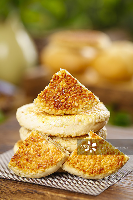 木板上放着胡麻饼图片素材