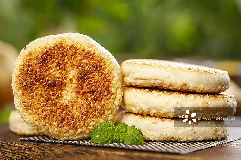 木板上放着胡麻饼图片素材