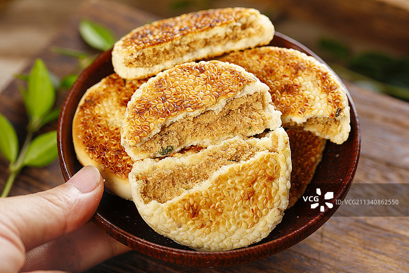 盘里装着黄石港饼图片素材