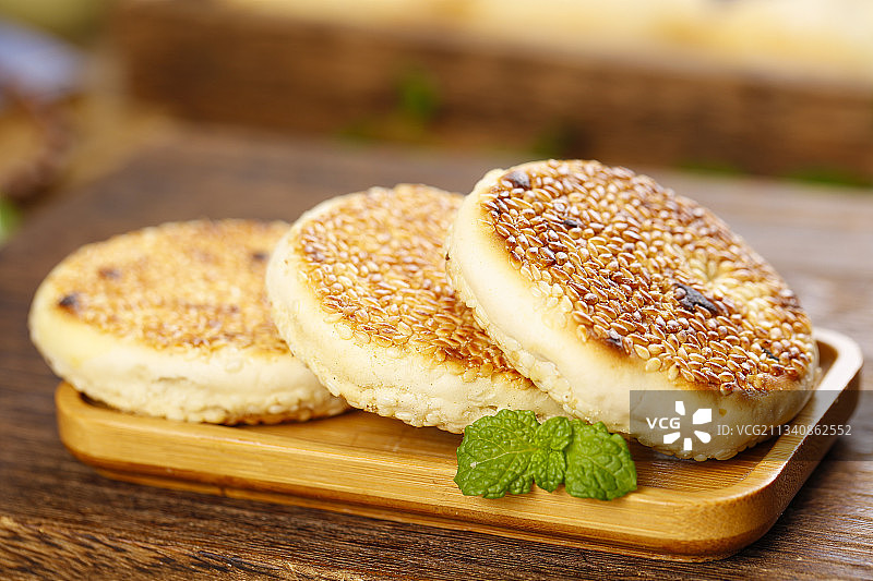 盘子里装着芝麻饼图片素材