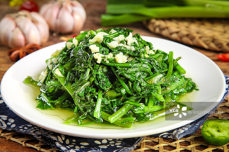 盘子里的炒茼蒿图片素材