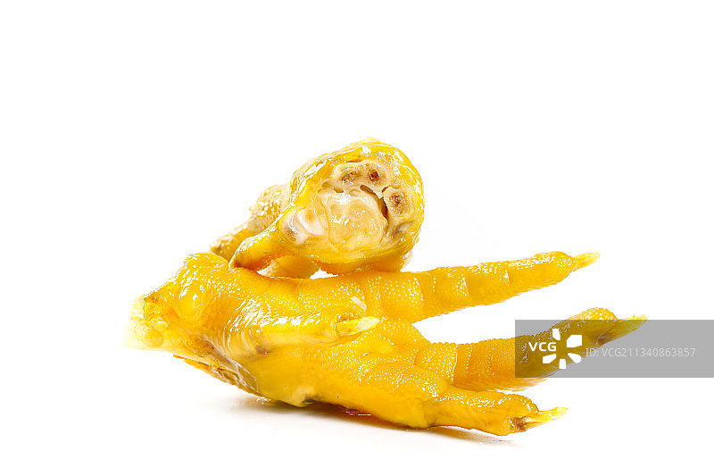 白底上摆放着盐焗鸡爪图片素材