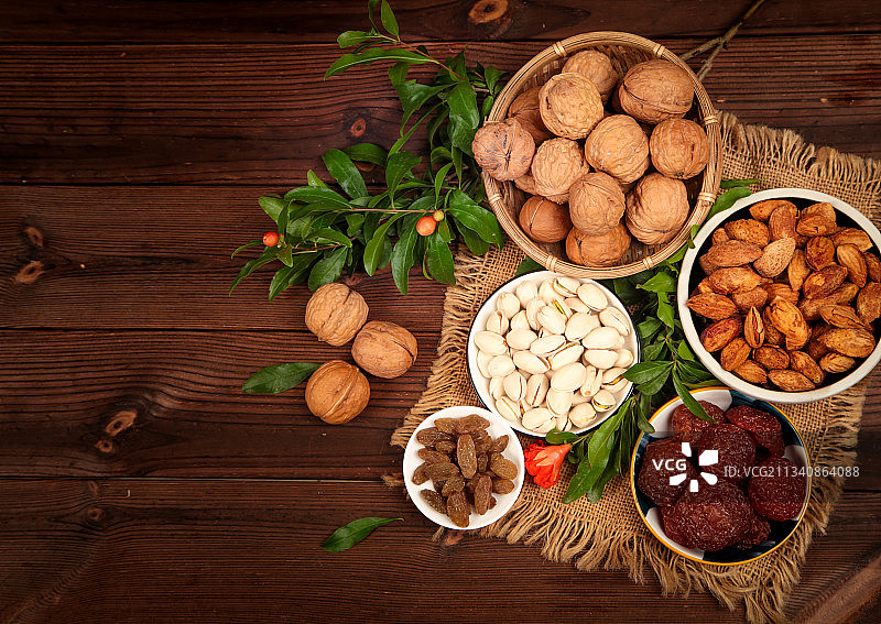木底上的坚果素材图片素材
