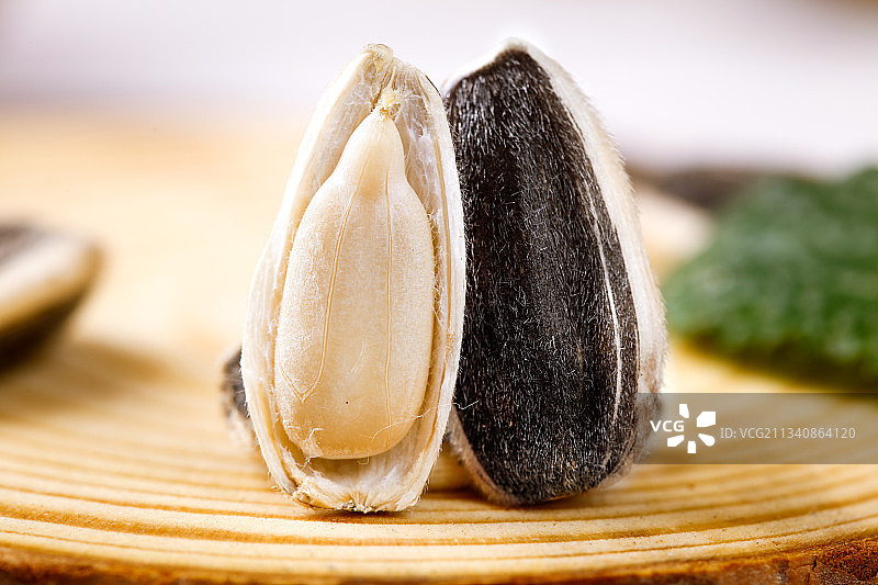 木底上摆放着瓜子图片素材