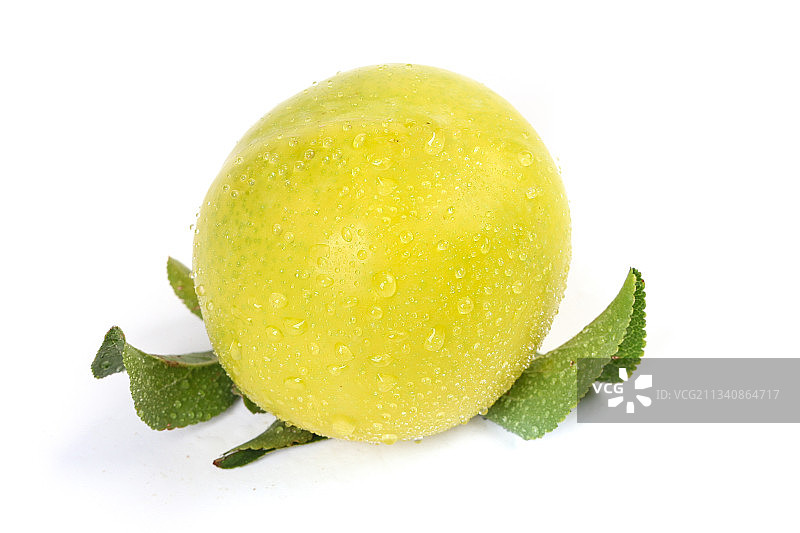 白底上摆着黄金奈李图片素材